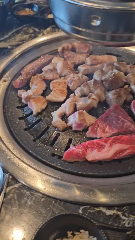 불판 위의 고기들