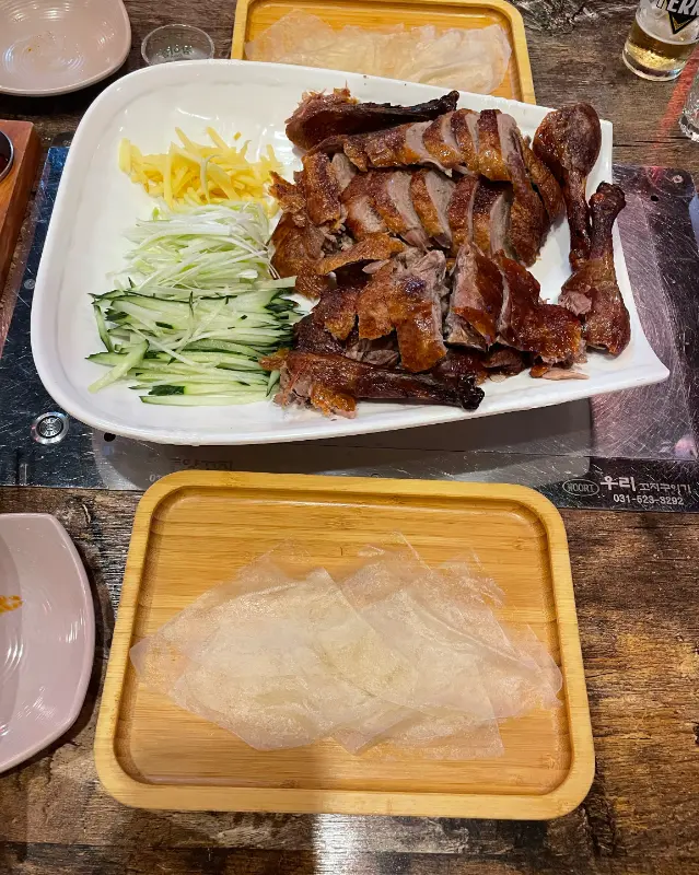 다채로운 북경오리 한 상 차림