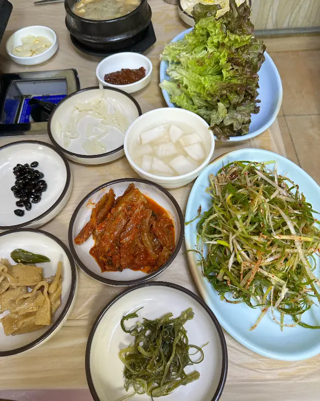 흥일회관 밑반찬 전체샷