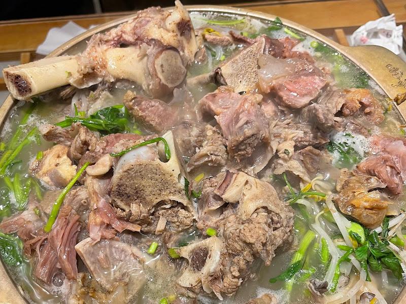 끓일수록 깊어지는 뼈베레스트의 국물