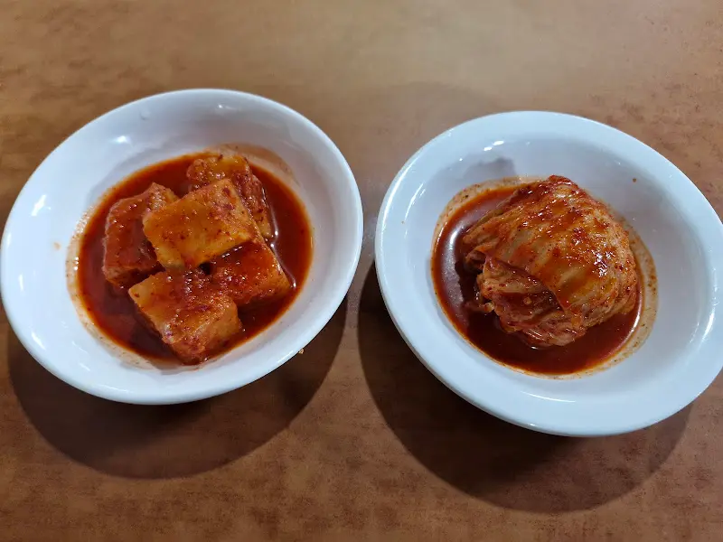 접시에 담긴 김치와 깍두기