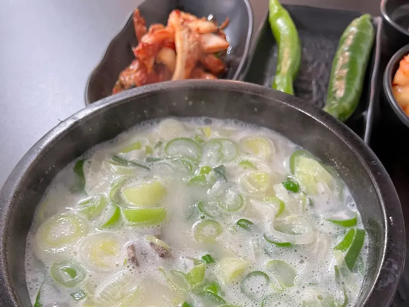 김이 모락모락 나는 설렁탕