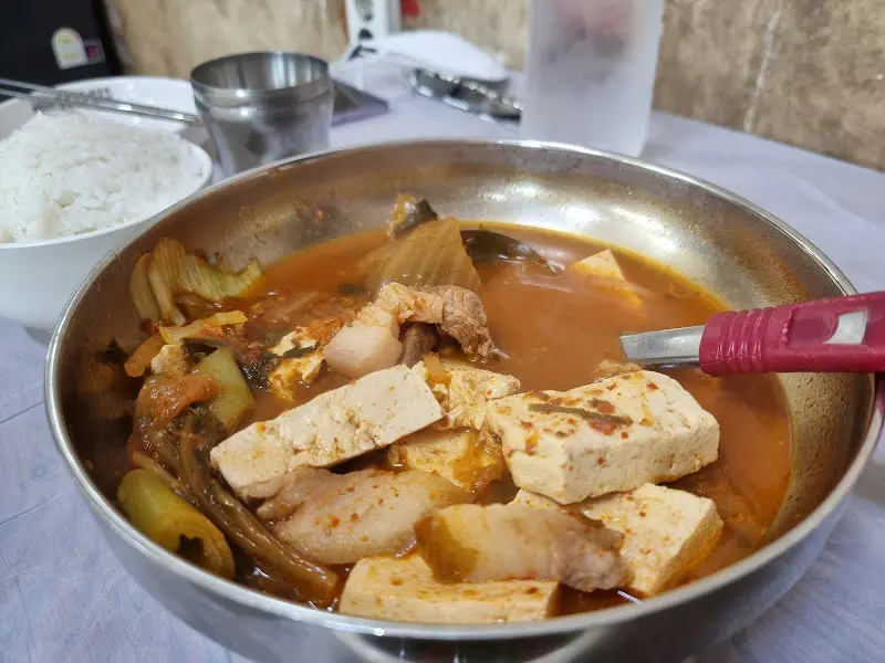 김치찌개 속 두부와 고기