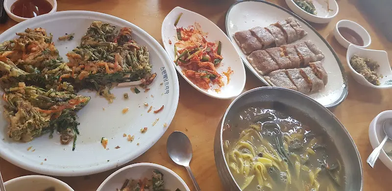 버섯전골과 함께 차려진 반찬들