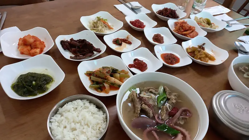 한 상 가득 차려진 모습