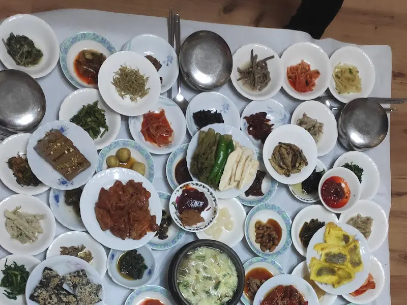 다양한 종류의 반찬들