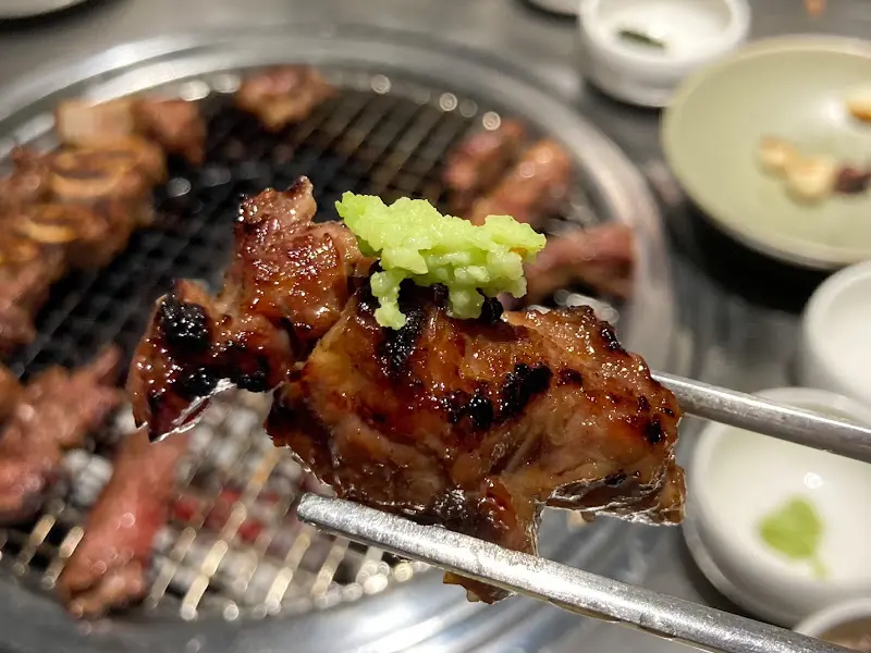 구워진 LA갈비 위에 와사비를 얹은 모습