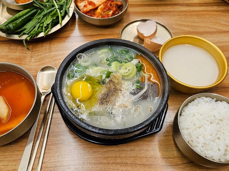 뚝배기에 담겨 나온 얼큰 돔베국밥