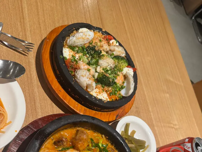 대창 돌솥 파스타와 갑오징어 새우 빠에야