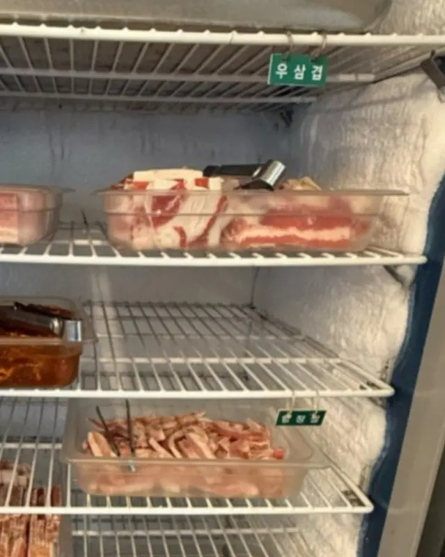 다양한 고기 종류가 준비된 냉장고