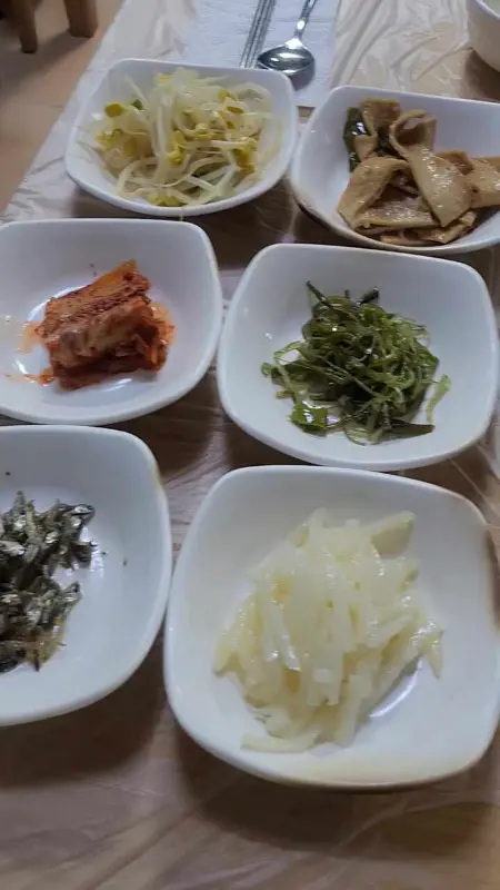 흥일회관 밑반찬 클로즈업