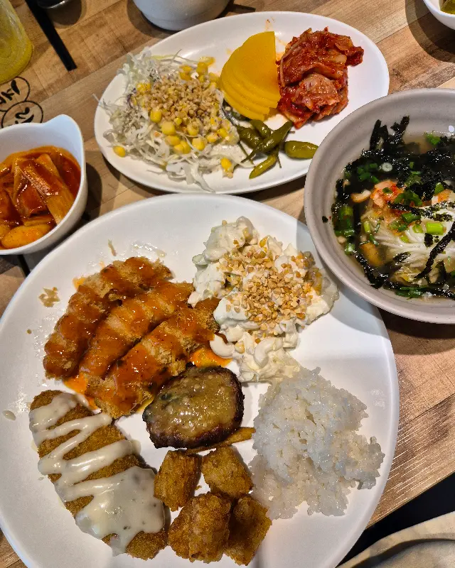 다양한 뷔페 메뉴