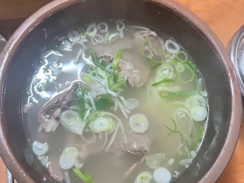뚝배기 안 설렁탕 국물