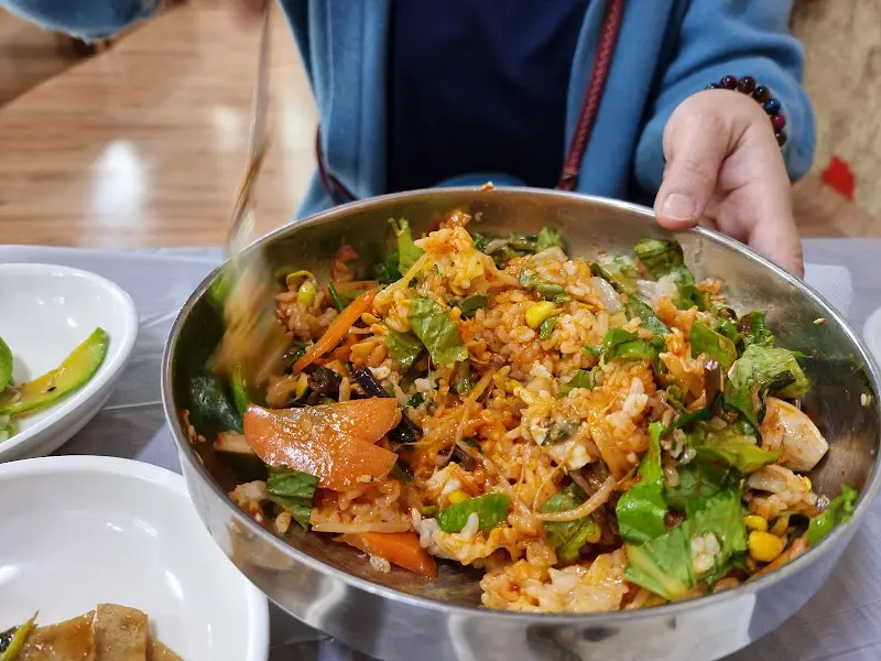비빔밥을 비비는 모습