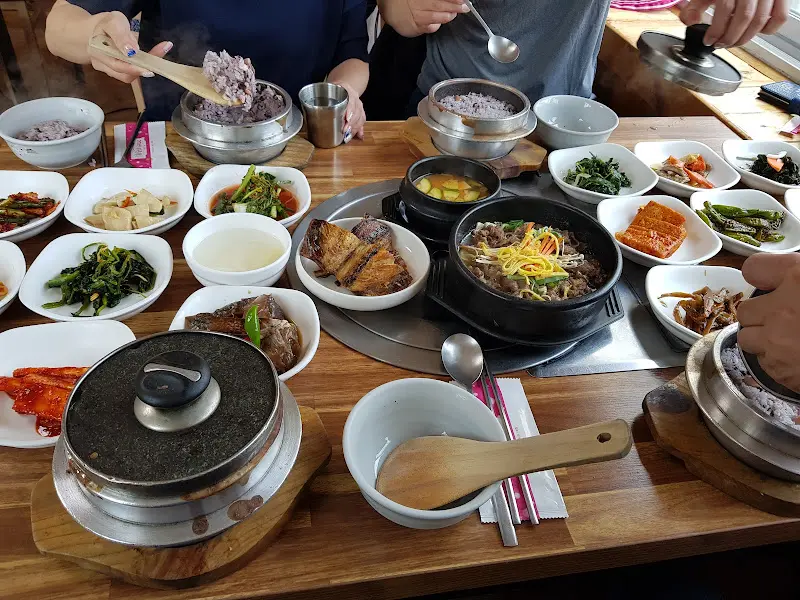 다양한 메뉴와 밑반찬이 차려진 테이블