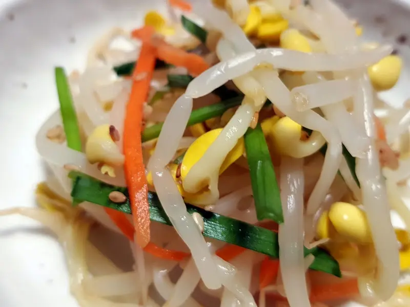 정갈하게 담겨 나온 밑반찬