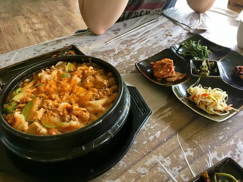 수제비와 함께 차려진 밑반찬