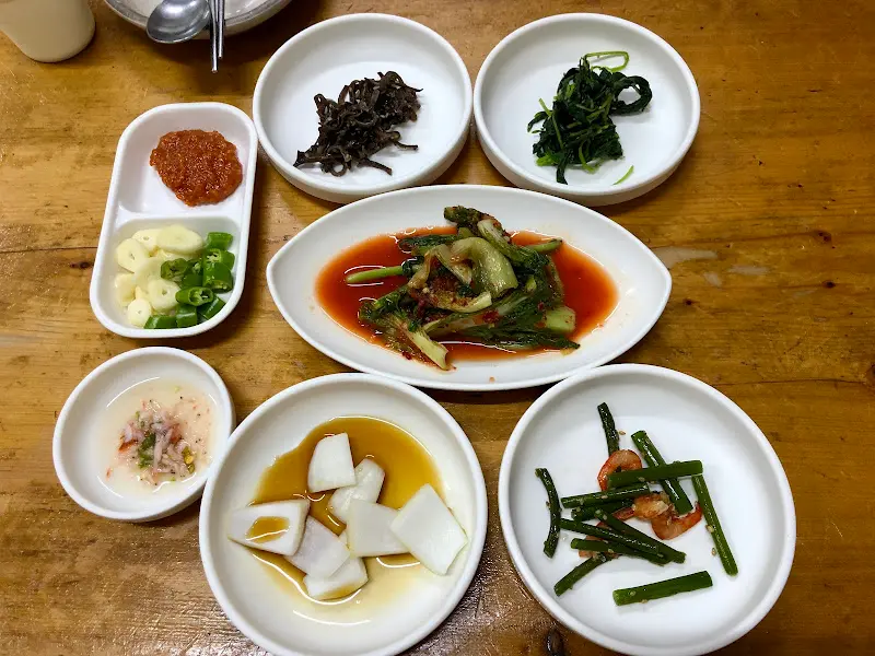 다양한 밑반찬이 담긴 작은 접시들