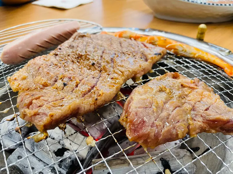 숯불 위에서 익어가는 고기