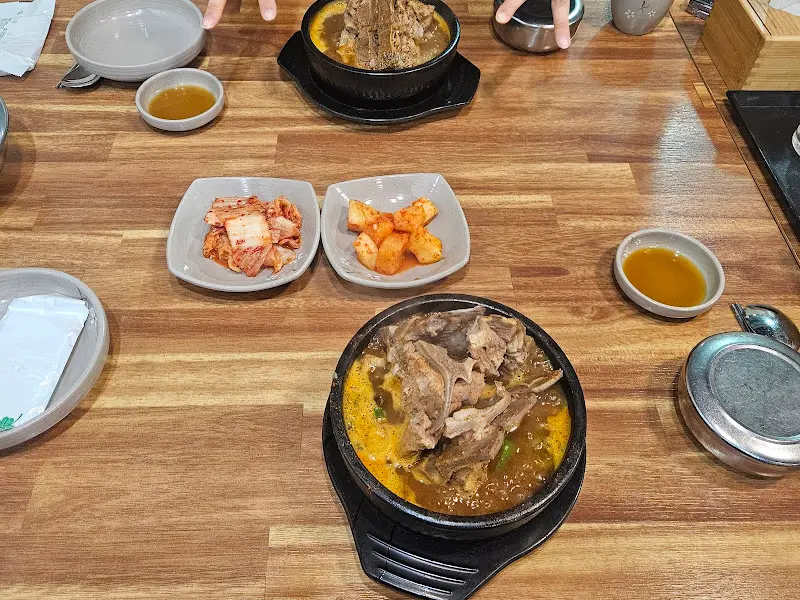 뼈해장국과 반찬 전체 샷