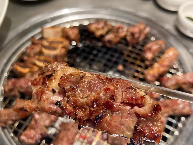 숯불 위에서 구워지고 있는 LA갈비