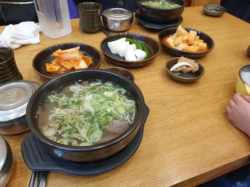 곰탕과 반찬이 놓인 테이블