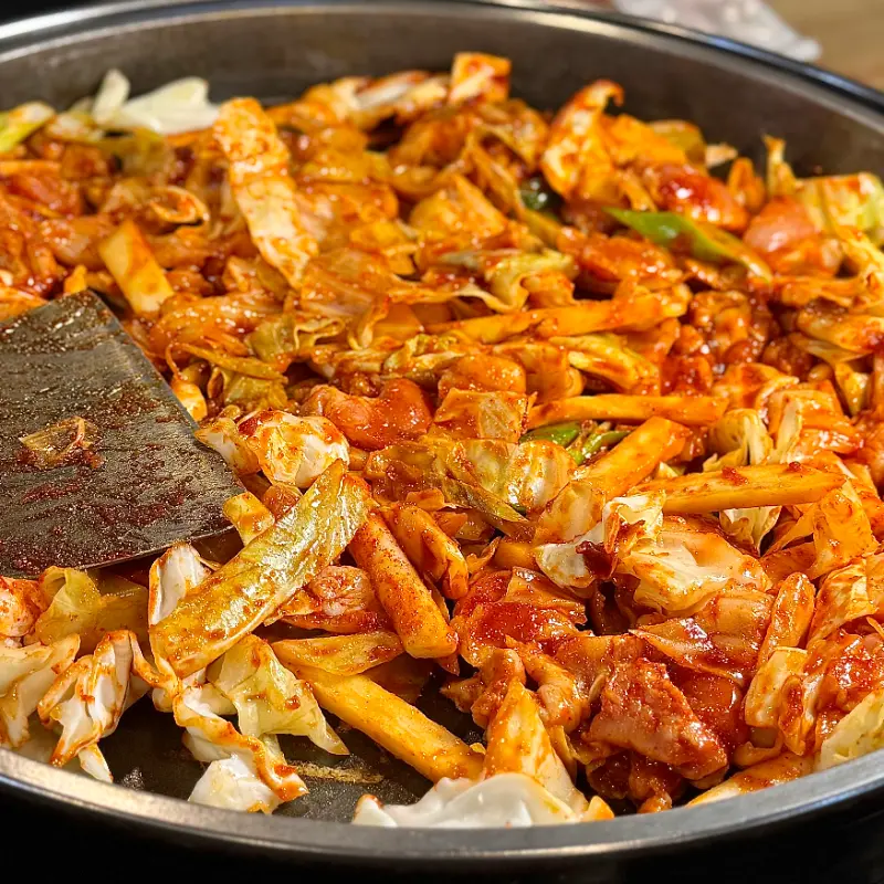 맛있게 익어가는 닭갈비