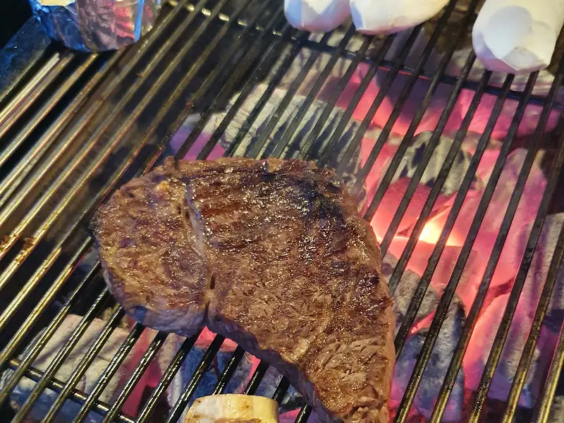 숯불에 구워지는 고기