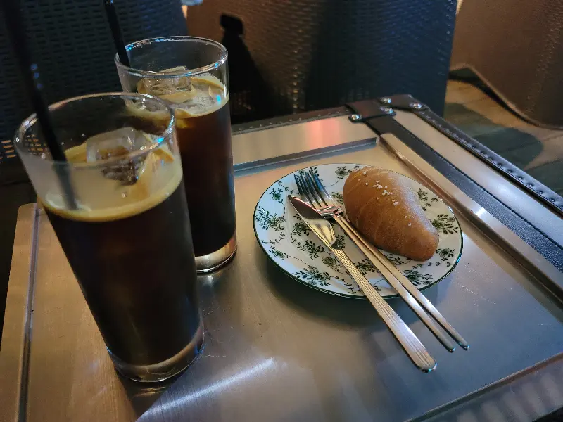 아이스 아메리카노와 빵