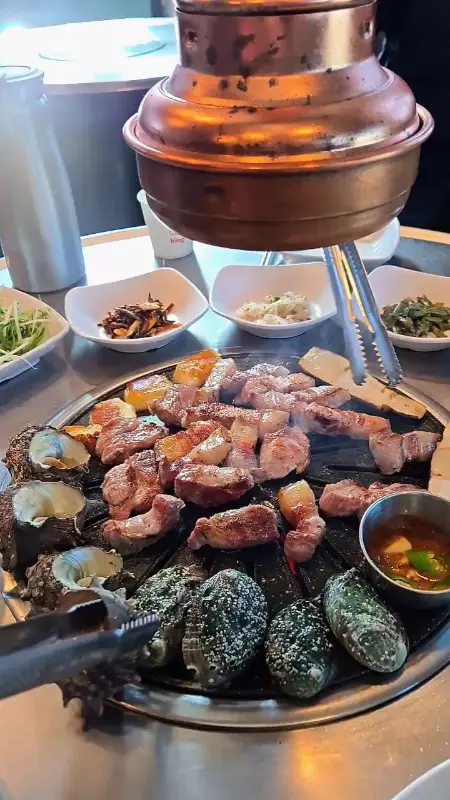 다 구워진 흑돼지와 해산물