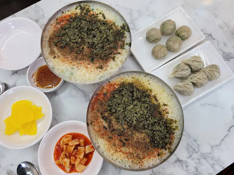 칼국수와 굴림만두 한 상 차림