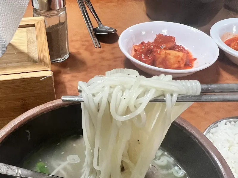 젓가락으로 면을 들어올린 모습