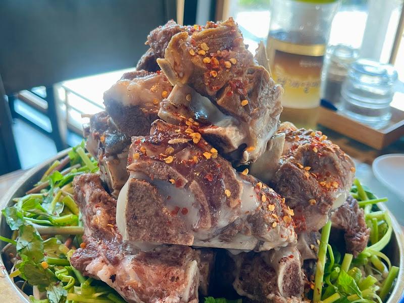 소뼈 위에 뿌려진 고춧가루가 식욕을 자극한다.