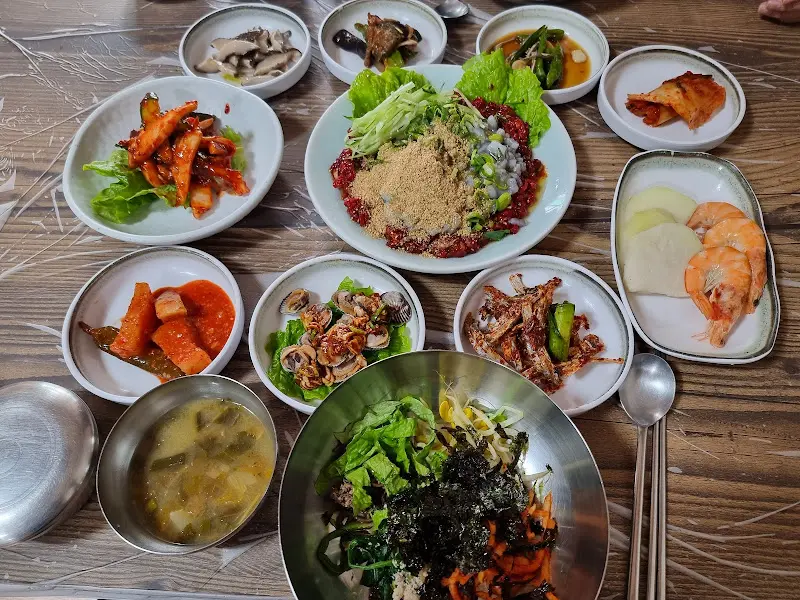 육회비빔밥과 밑반찬 전체 샷