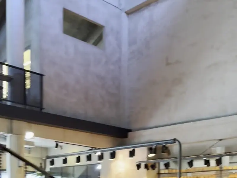 높은 층고의 카페 내부