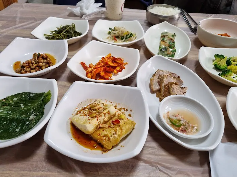 정갈하게 담긴 밑반찬들