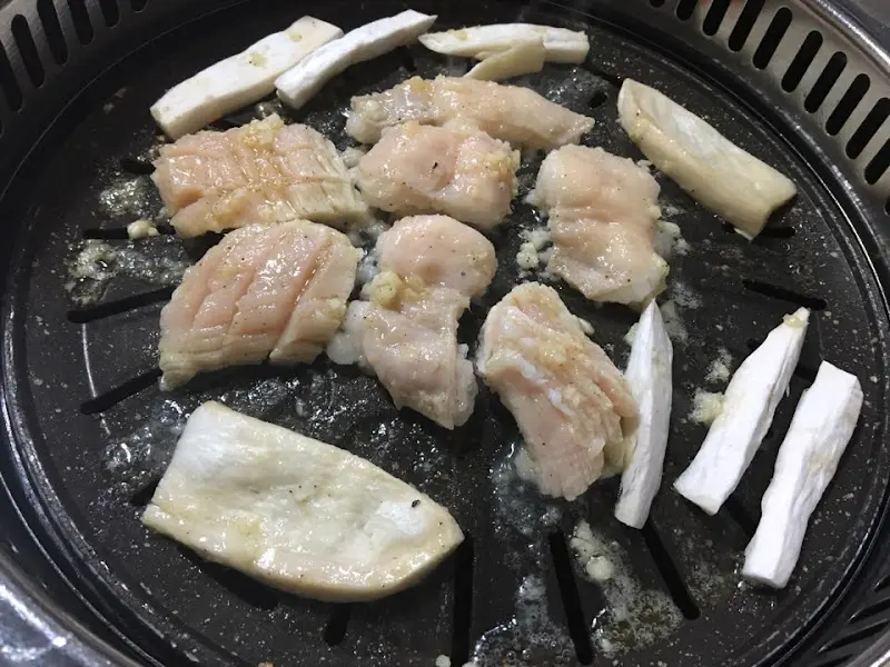 불판 위에 구워진 OOO