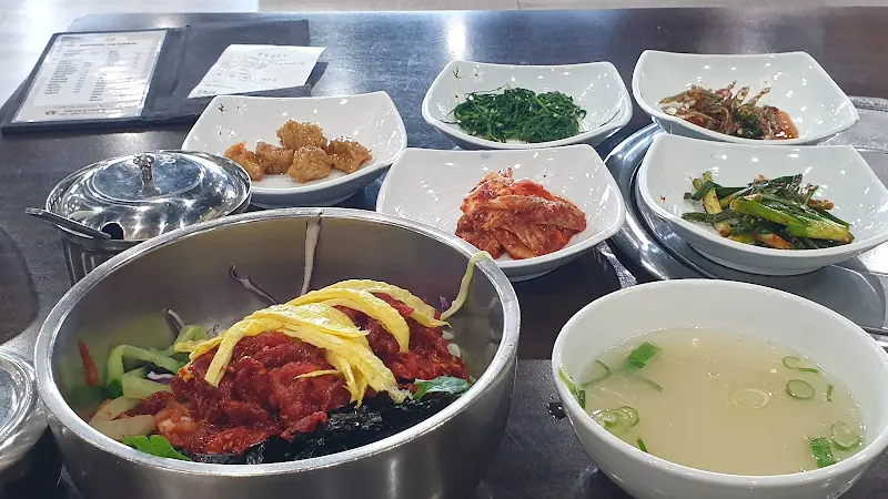 푸짐하게 차려진 한 상