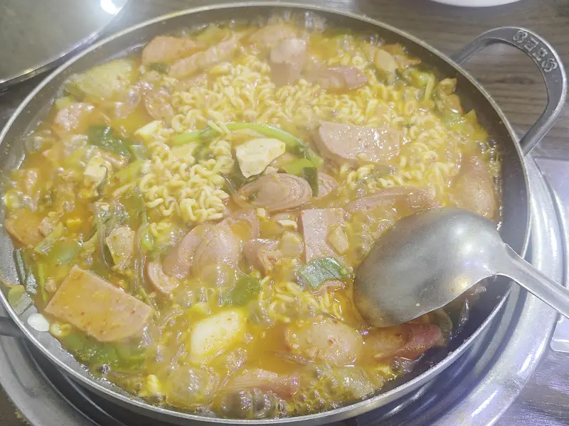 라면 사리를 넣은 부대찌개의 모습