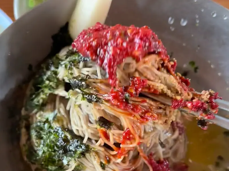 젓가락으로 막국수를 들어올린 모습