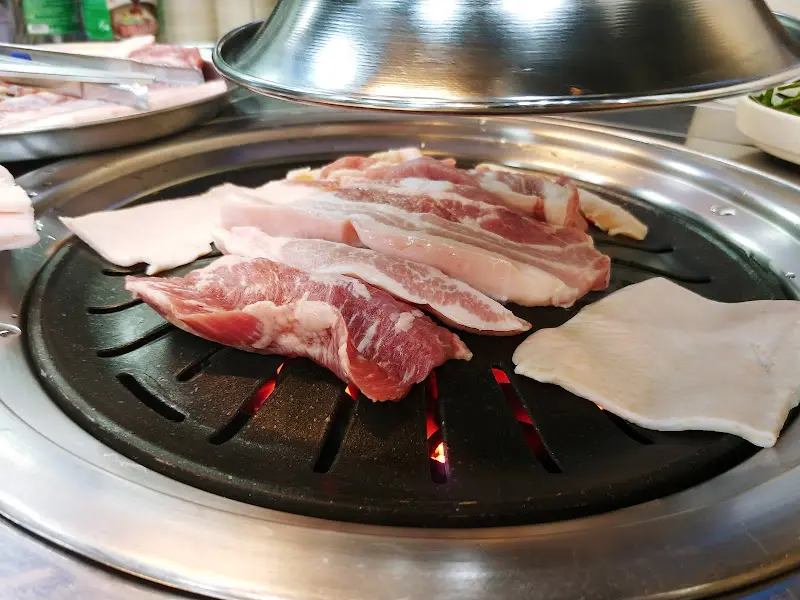 숯불 위에서 익어가는 삼겹살