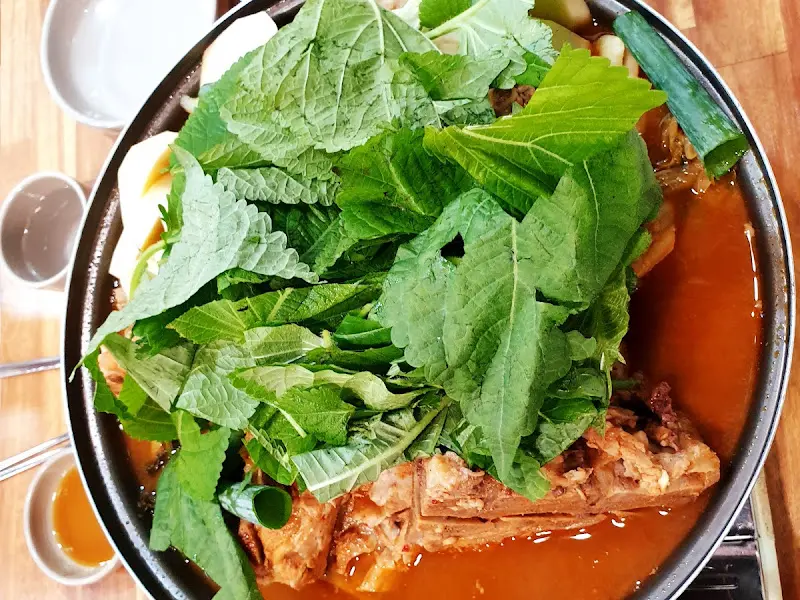 푸짐한 우거지가 덮인 감자탕