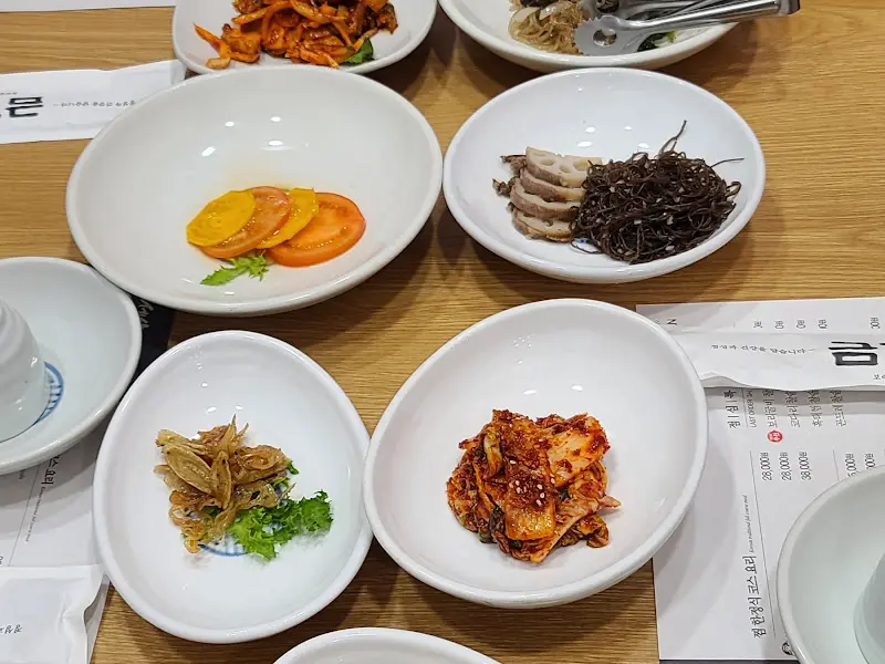 다채로운 밑반찬들이 식탁을 가득 채웠다.