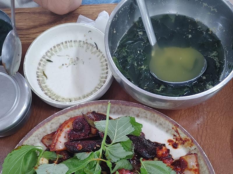 돌문어볶음과 성게국