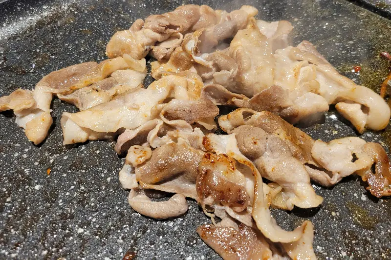 노릇하게 구워진 대패 삼겹살