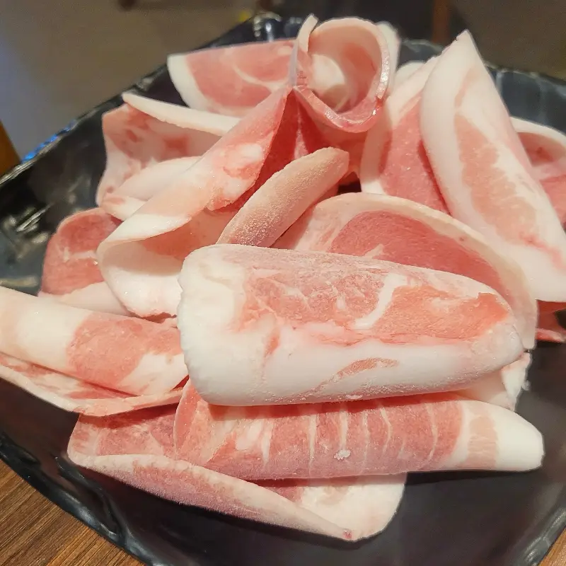 접시에 담긴 대패 삼겹살