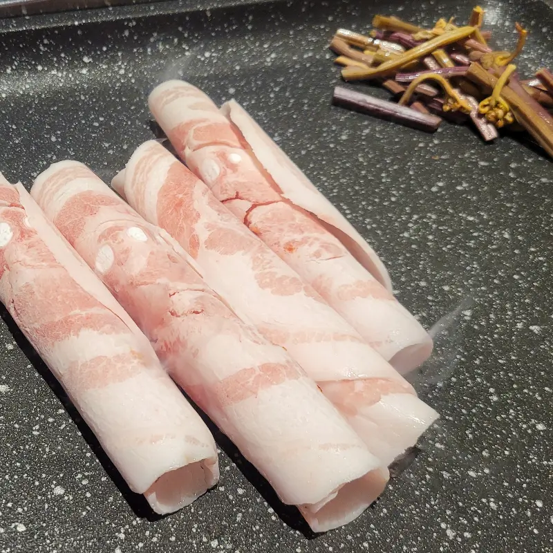 돌돌 말린 대패 삼겹살