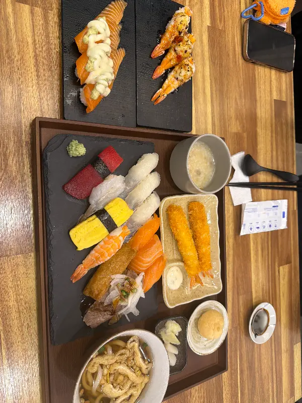 다채로운 초밥 구성