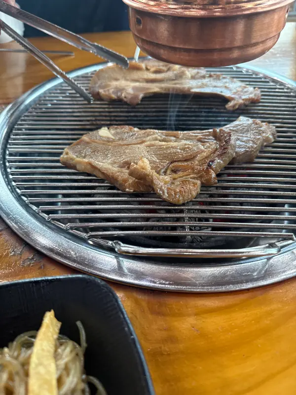 숯불 위에서 익어가는 이동소갈비