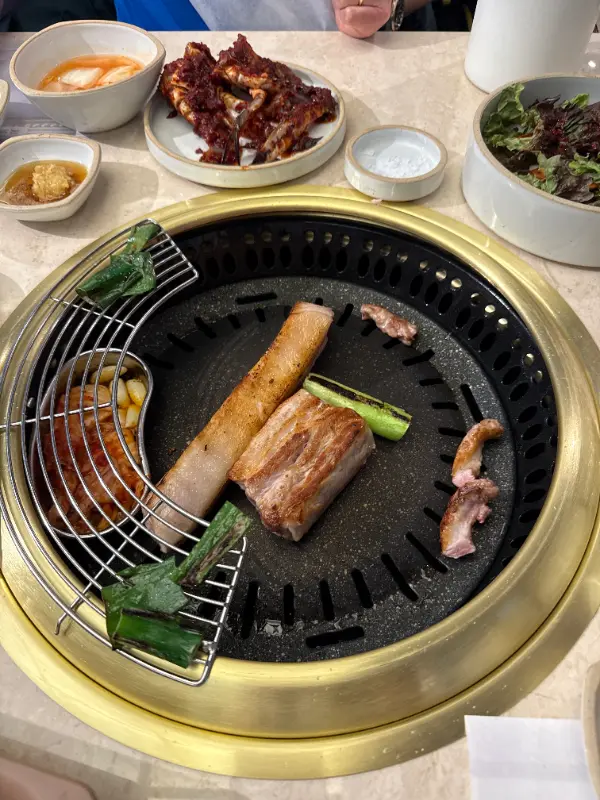 돼지 생갈비와 곁들여 먹는 다양한 채소들